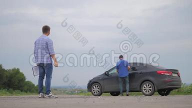 两个人成交。 男卖家司机做汽车汽车保险慢动作视频销售<strong>二手车</strong>。 买房租